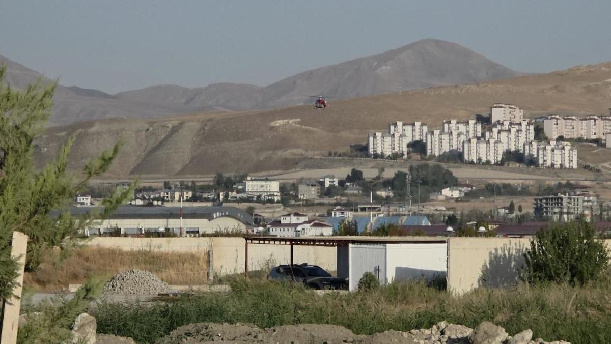 Bah&ccedil;esaray&rsquo;da perikardit hastası helikopter ambulansla Van&rsquo;a sevk edildi 2