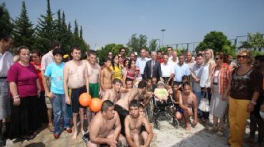 Engelliler de yüzme öğreniyor