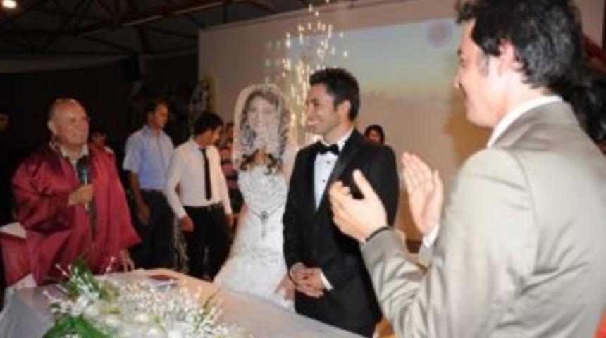 Uğurlu yeni &ccedil;iftlere mutluluklar diledi