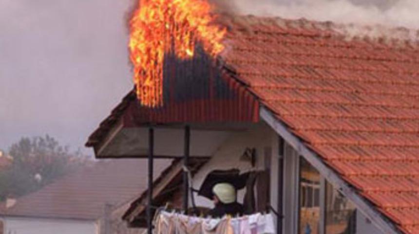 Yufka açarken çatıyı yaktı