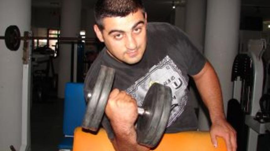 D&uuml;nya bilek g&uuml;reşi şampiyonu, antrenman yapacak rakip bulamıyor.