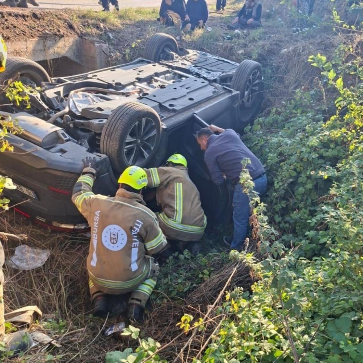Bursa’da otomobil dere yatağına uçtu: 5 yaralı 1