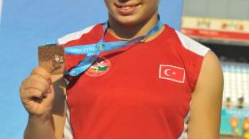 Denize taş atarken keşfedilen Özge, idmanlarını da düğün salonunda yapmış