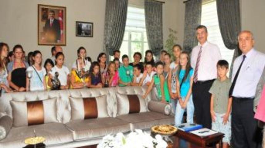 Sevgi K&ouml;pr&uuml;s&uuml; &ccedil;ocukları Manisa Valisi G&uuml;ven&ccedil;'i ziyaret etti