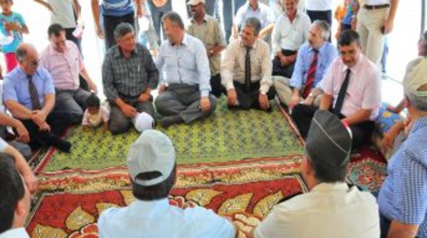 Manisa Valisi G&uuml;ven&ccedil; mevsimlik iş&ccedil;ileri &ccedil;adırlarda ziyaret etti