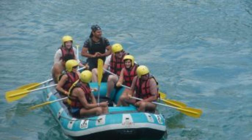 Ruslar ve Alman turistler rekabeti raftingde de s&uuml;r&uuml;yor