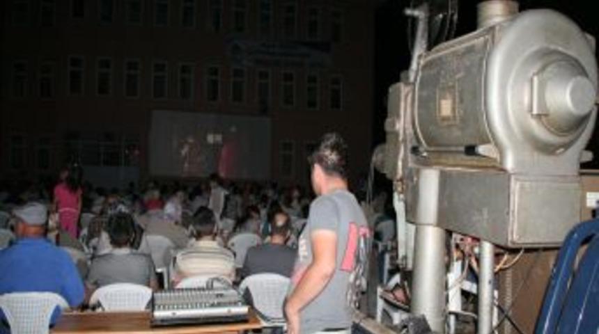 A&ccedil;ık hava sinemasına vatandaşlardan yoğun ilgi