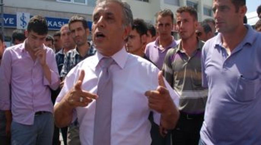 Muş&rsquo;ta minib&uuml;s&ccedil;&uuml;ler yol kapatma eylemi yaptı