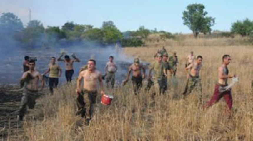 İtfaiye gecikti, yangını askerler s&ouml;nd&uuml;rd&uuml;