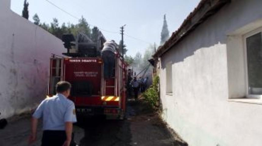 Evi yanan yaşlı adamı komşuları teselli etti