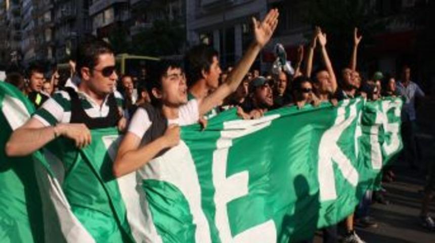 Bursasporlu taraftarlar siyah tiş&ouml;rtlerle y&uuml;r&uuml;d&uuml;