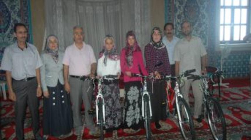 Yarışmada birinci olan &ouml;ğrenciler bisikletle &ouml;d&uuml;llendirildi