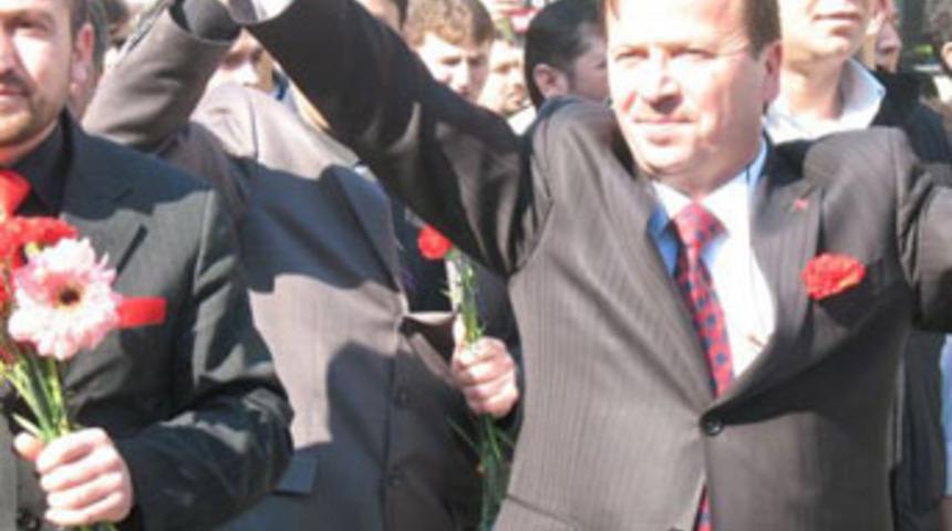 Mahalle muhtarı kurşun yağdırdı