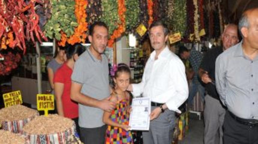 Belediye Başkanı d&uuml;kkan d&uuml;kkan dolaşıp esnafa ruhsat dağıttı