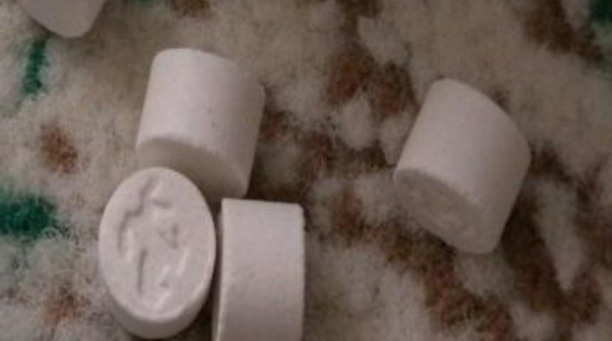 Buzdolabının buzluğundan 38 bin 364 adet uyuşturucu hap çıktı