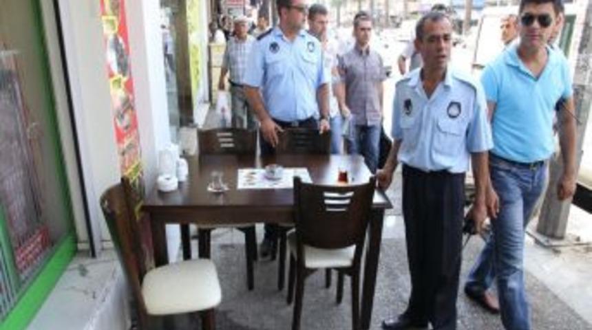 Kaldırımları işgal eden esnafa ceza kesildi