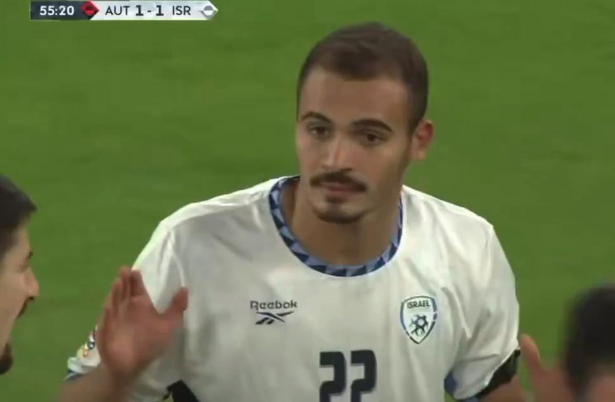 İsrailli futbolcudan skandal gol sevinci! Korner direğini silah yapıp sahayı taradı 3