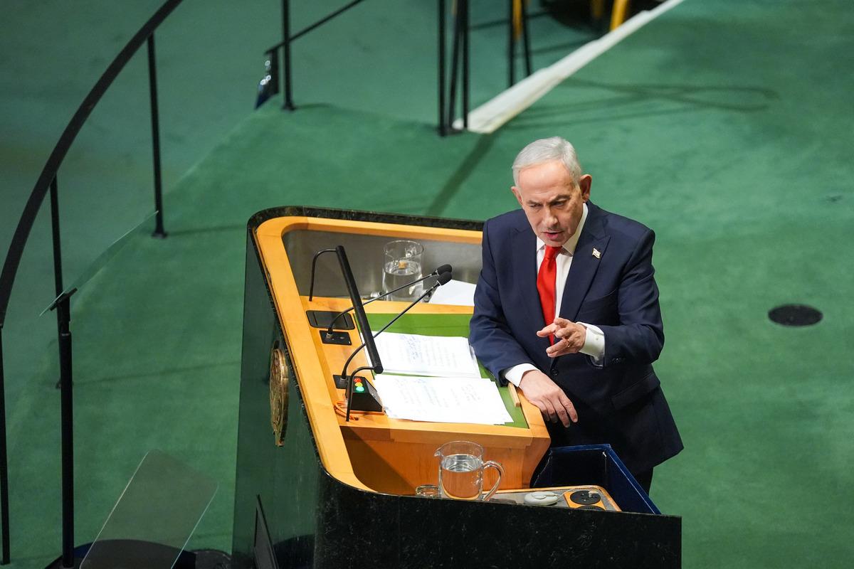 Netanyahu BM k&uuml;rs&uuml;s&uuml;nde &ccedil;ağrı cihazı g&ouml;stererek t&uuml;m d&uuml;nyayı tehdit etti 3