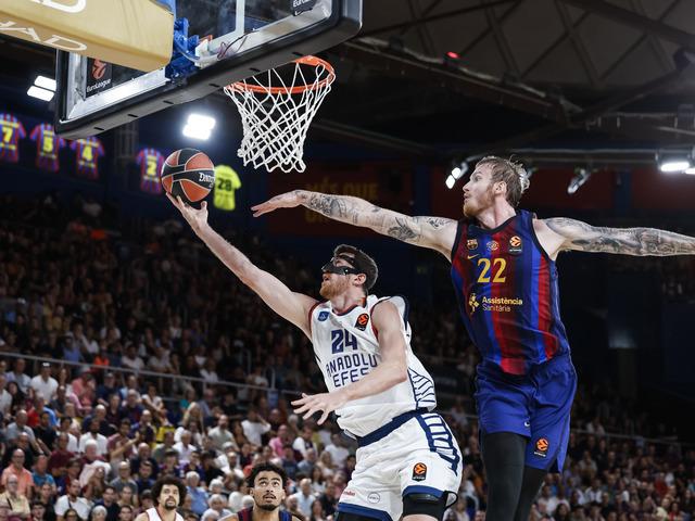 Anadolu Efes son &ccedil;eyrekte yıkıldı! Barcelona...