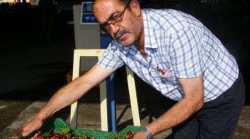 Vişne &uuml;reticisinin y&uuml;z&uuml; g&uuml;l&uuml;yor