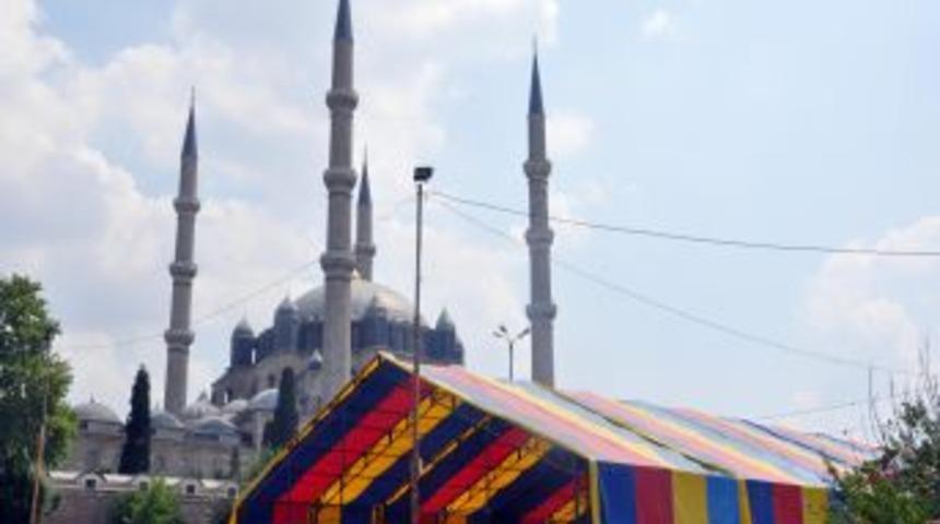 Selimiye Meydanı’nda 750 kişilik iftar çadırı kuruldu