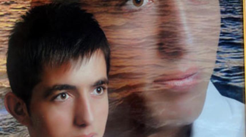 Kayseri şehidine ağlıyor