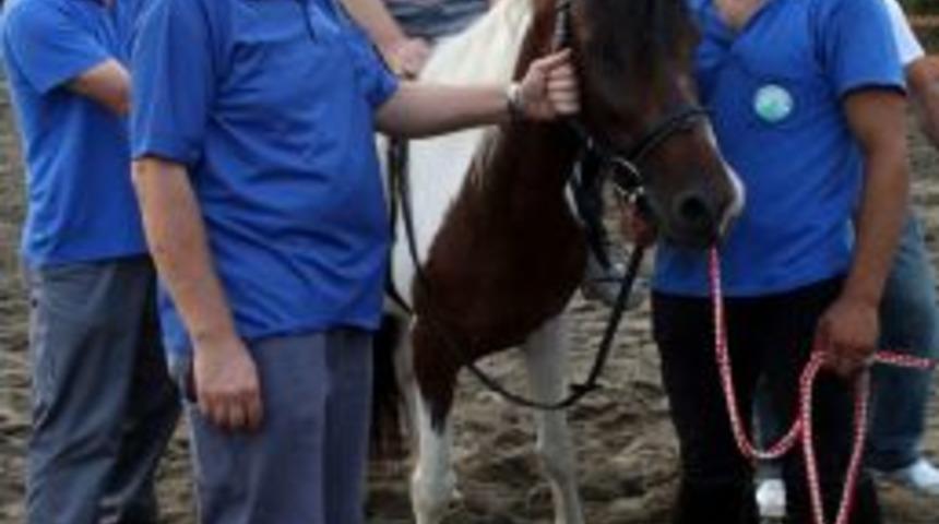 Engelli &ccedil;ocuklar atla terapi ediliyor