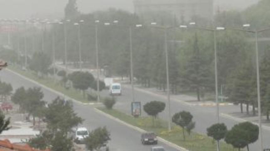 Toz bulutları Erzincan&rsquo;da hayatı olumsuz etkiliyor