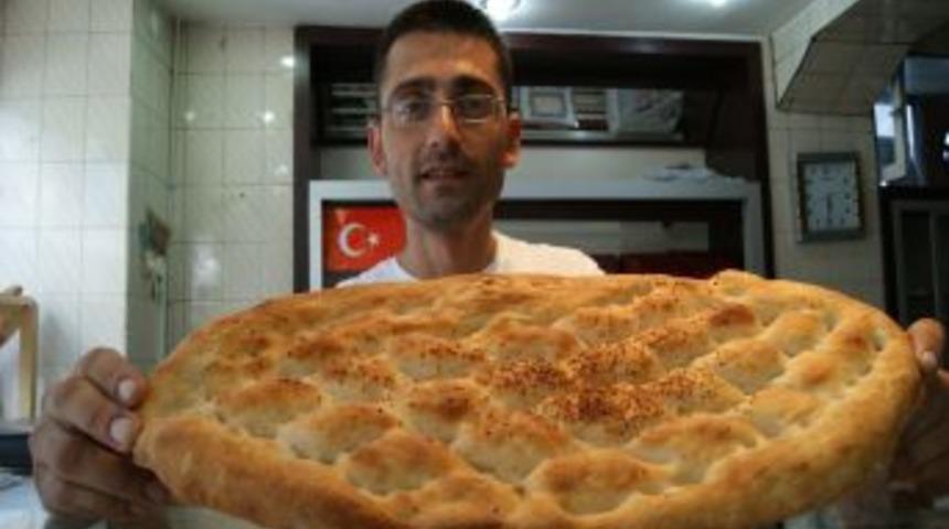 İzmir'de Ramazan pidesi tezgaha indi