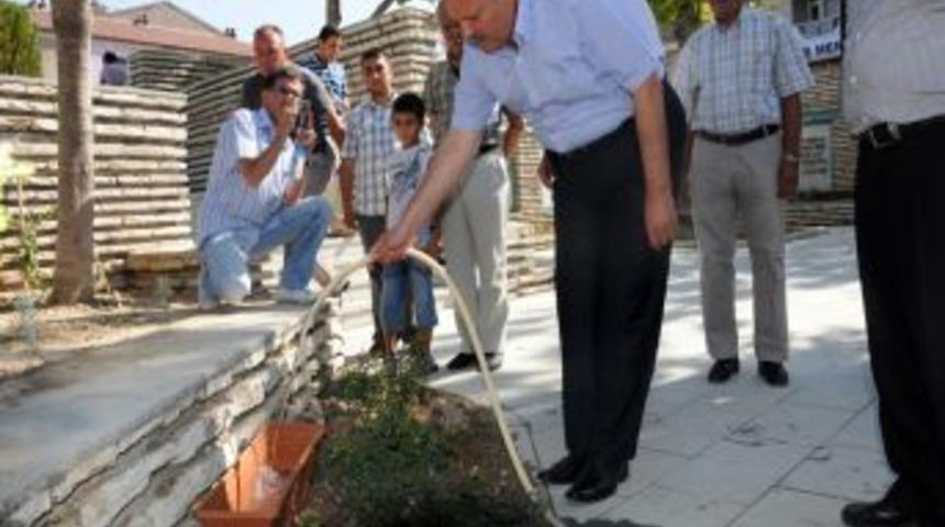 Vali Kahraman: Sıcaklardan etkilenen hayvanlara su verelim