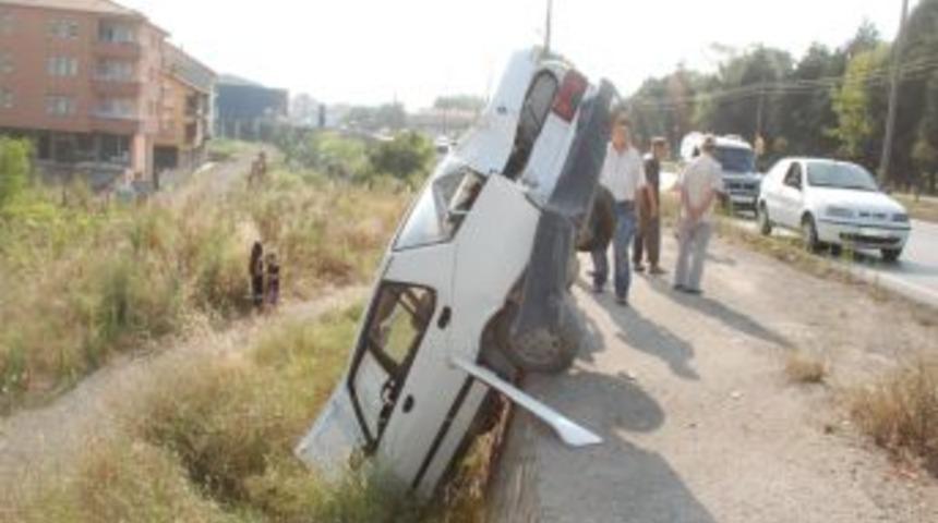 Direğe &ccedil;arparak istinat duvarından d&uuml;şen otomobilden yara almadan kurtuldu
