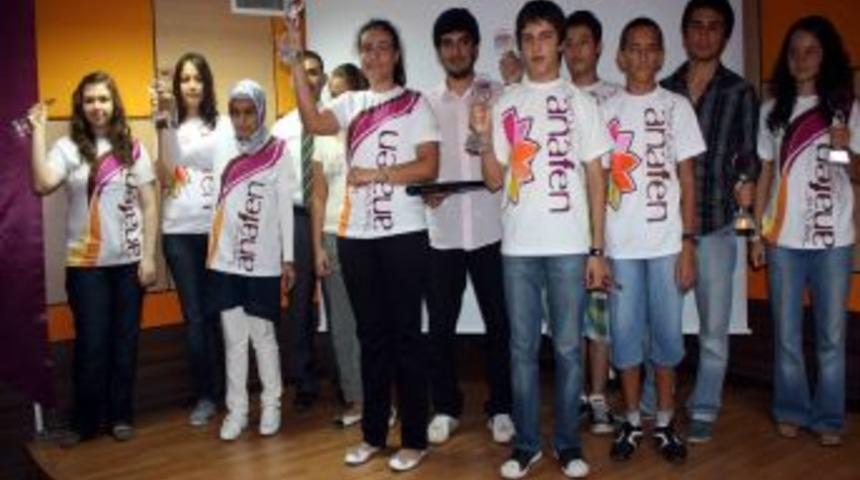 Başarılı &ouml;ğrenciler &ouml;d&uuml;llendirildi