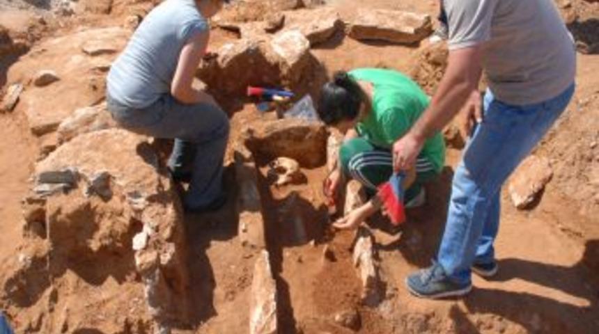 Altyapı kazısında tarihi mezarlar bulundu
