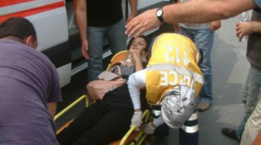 Motosiklet kavşakta duran kamyona &ccedil;arptı: 2 yaralı