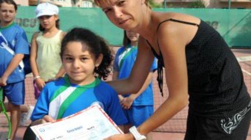 Nil&uuml;fer Yaz Spor Okulları&rsquo;nda sertifika heyecanı