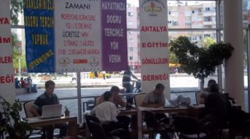 Eğitim g&ouml;n&uuml;ll&uuml;s&uuml; &ouml;ğretmenler &uuml;niversite tercih b&uuml;rosu a&ccedil;tı