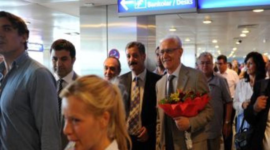 Burkay&rsquo;a coşkulu karşılama