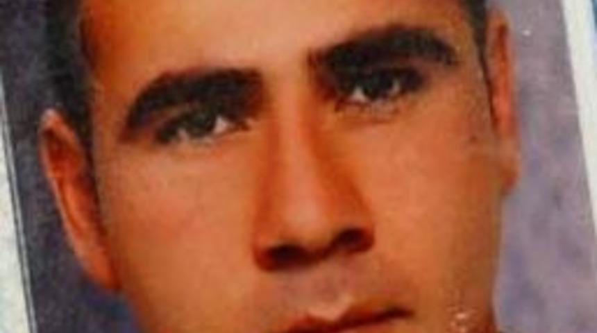 Aydınlatma direğine &ccedil;arpan otomobildeki 1 kişi &ouml;ld&uuml;, 2 kişi de yaralandı