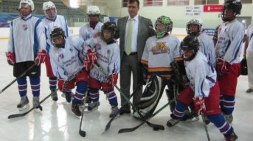 Buz Hokeyi Federasyonu Başkanı &Ccedil;intımar'a bakan gibi karşılama