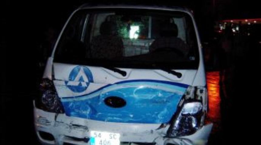 Otomobille kamyonet çarpıştı: 4 yaralı