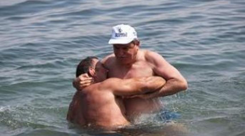 Baş pehlivanlar denizde g&uuml;reş tuttu