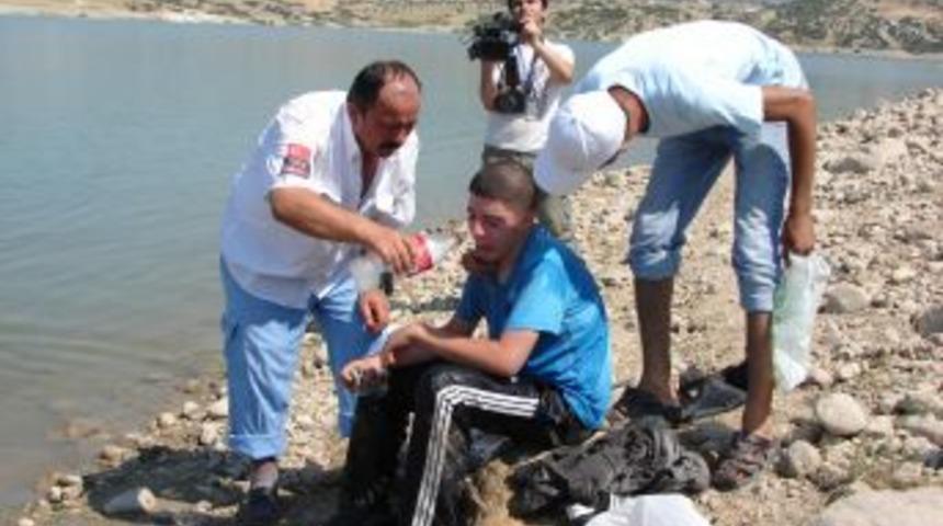 Serinlemek için baraj göletine giren iki gençten biri boğuldu
