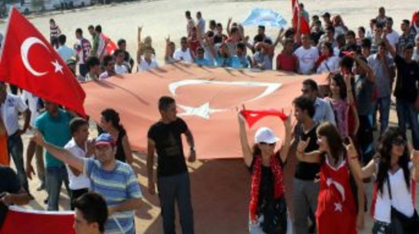 Sosyal paylaşım sitesinde örgütlenen gruptan şehitlere saygı mitingi