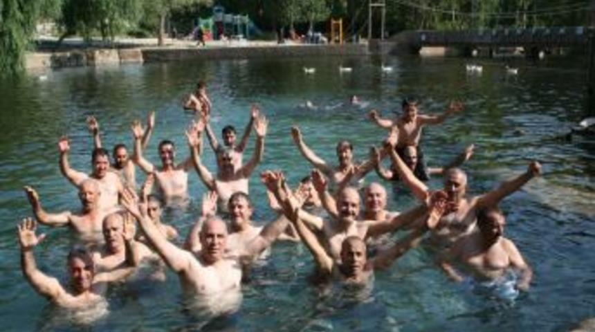 Kar kaplanları soğuk suda serinledi