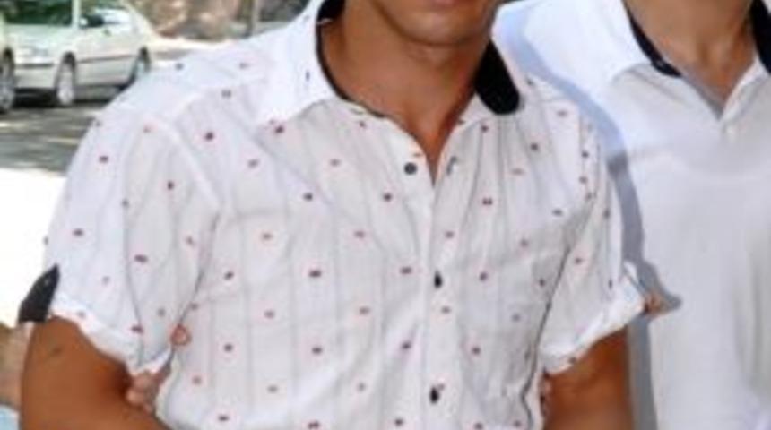 Kavgayı ayıran polis bı&ccedil;akla yaralandı