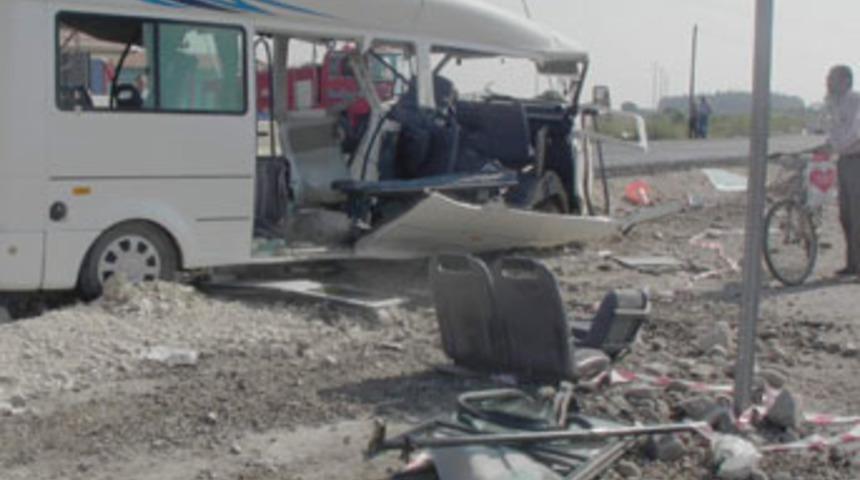 Yolcu minib&uuml;s&uuml; tankere &ccedil;arptı, 2 &ouml;l&uuml;