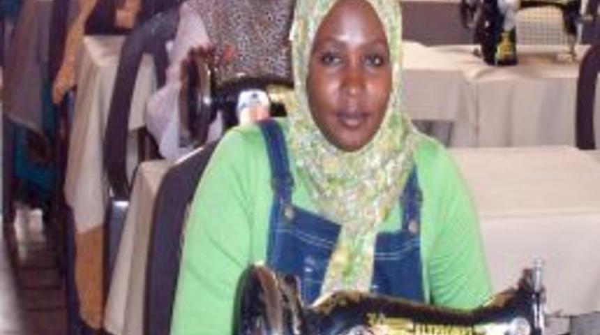 Kayserililer Sudanlı kadınlara meslek &ouml;ğrenmeleri i&ccedil;in dikiş makinesi g&ouml;nderdi