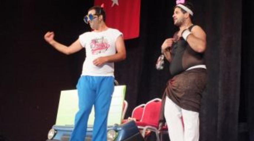 'Rahmetli de sollardı' oyunu güldürürken düşündürdü