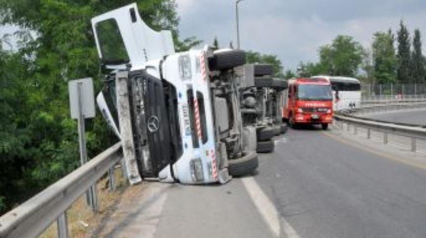 Konteynır y&uuml;kl&uuml; TIR virajda devrildi: S&uuml;r&uuml;c&uuml; yaralandı