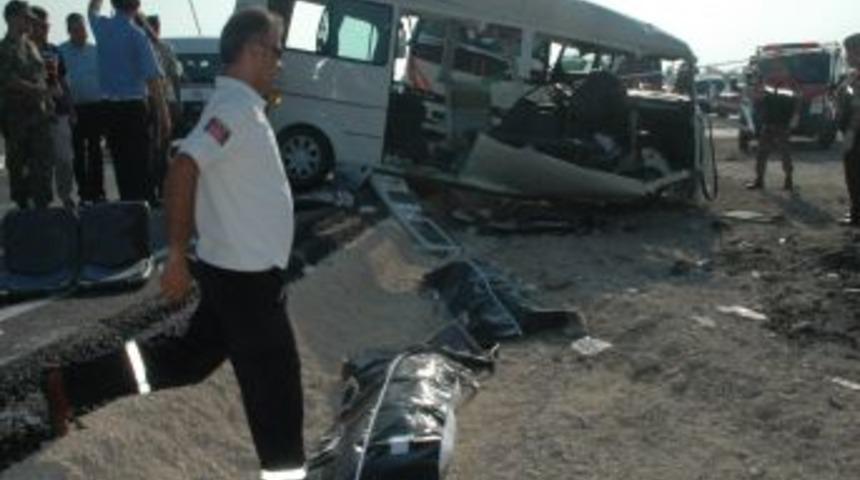 Tankerle minib&uuml;s &ccedil;arpıştı: 2 &ouml;l&uuml;, 15 yaralı